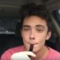 Un youtubeur en train de tester une JUUL // Source : YouTube/DonnyVapes Un youtubeur en train de tester une JUUL // Source : YouTube/DonnyVapes