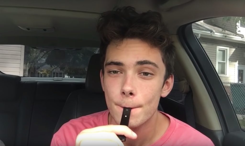 Un youtubeur en train de tester une JUUL // Source : YouTube/DonnyVapes Un youtubeur en train de tester une JUUL // Source : YouTube/DonnyVapes