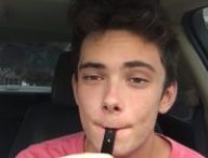 Un youtubeur en train de tester une JUUL // Source : YouTube/DonnyVapes