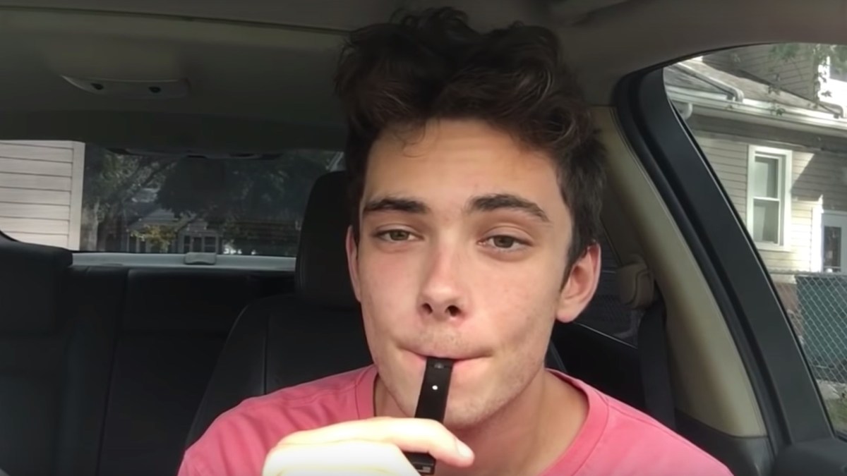 Un youtubeur en train de tester une JUUL // Source : YouTube/DonnyVapes Un youtubeur en train de tester une JUUL // Source : YouTube/DonnyVapes