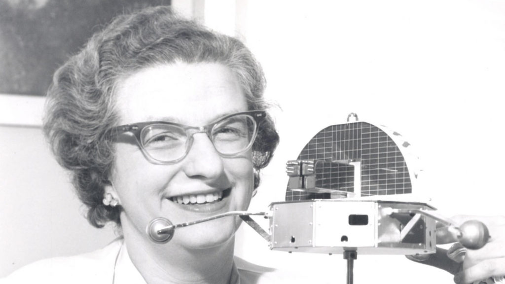 Nancy Grace Roman pose près d'un modèle de l'Orbiting Solar Observatory en 1962. // Source : Flickr/CC/Nasa Hubble Space Telescope (photo recadrée) Nancy Grace Roman pose près d'un modèle de l'Orbiting Solar Observatory en 1962. // Source : Flickr/CC/Nasa Hubble Space Telescope (photo recadrée)