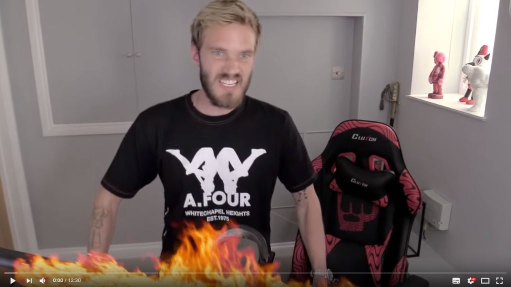 Les deux utilisent la même chaise. // Source : Capture d'écran YouTube / PewDiePie Les deux utilisent la même chaise. // Source : Capture d'écran YouTube / PewDiePie