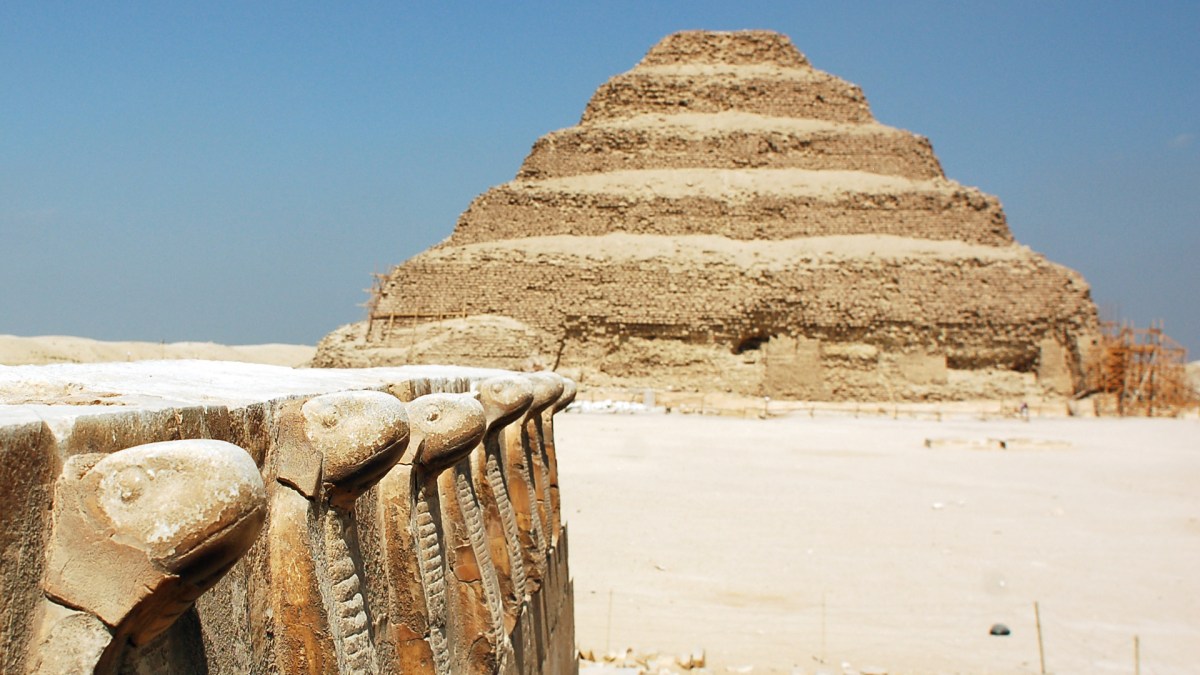 La nécropole de Saqqarah. // Source : Wikimedia/CC/Mstyslav Chernov (photo recadrée) La nécropole de Saqqarah. // Source : Wikimedia/CC/Mstyslav Chernov (photo recadrée)
