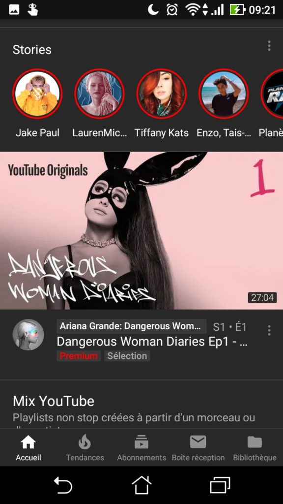Au dessus de la vidéo d'Ariana Grande, des stories Instagram. // Source : Capture d'écran YouTube / Numerama Au dessus de la vidéo d'Ariana Grande, des stories Instagram. // Source : Capture d'écran YouTube / Numerama