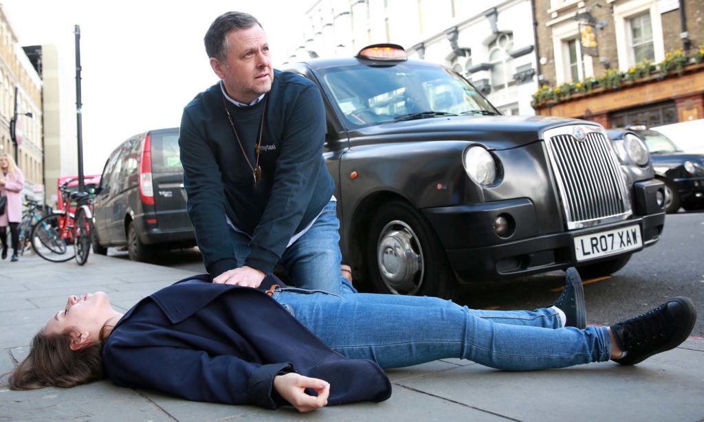 secours massage cardiaque arrêt secours massage cardiaque arrêt