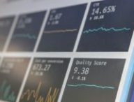 Un tableau avec des chiffres et des graphiques // Source : Stephen Dawson via Unsplash