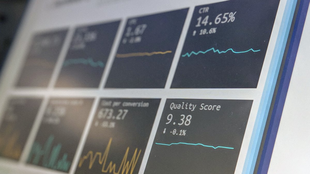 Un tableau avec des chiffres et des graphiques // Source : Stephen Dawson via Unsplash Un tableau avec des chiffres et des graphiques // Source : Stephen Dawson via Unsplash