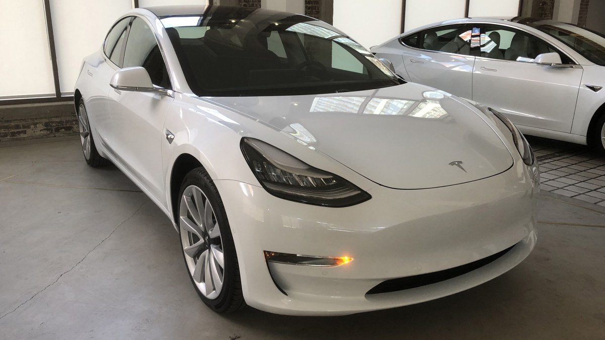 Tesla Model 3 rangée // Source : Nicolas Valeano pour Numerama Tesla Model 3 rangée // Source : Nicolas Valeano pour Numerama