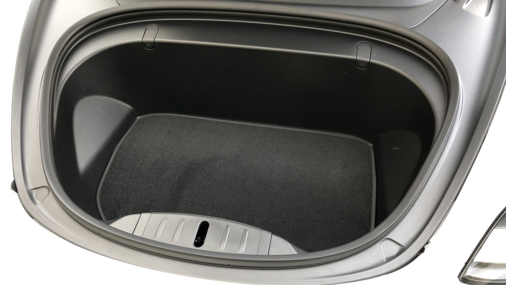 Le coffre de la Tesla Model 3 // Source : Nicolas Valeano pour Numerama Le coffre de la Tesla Model 3 // Source : Nicolas Valeano pour Numerama