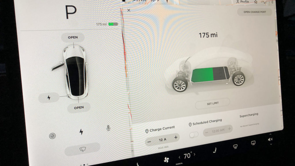 L'écran large et l'affichage batterie des Tesla // Source : Nicolas Valeano pour Numerama L'écran large et l'affichage batterie des Tesla // Source : Nicolas Valeano pour Numerama
