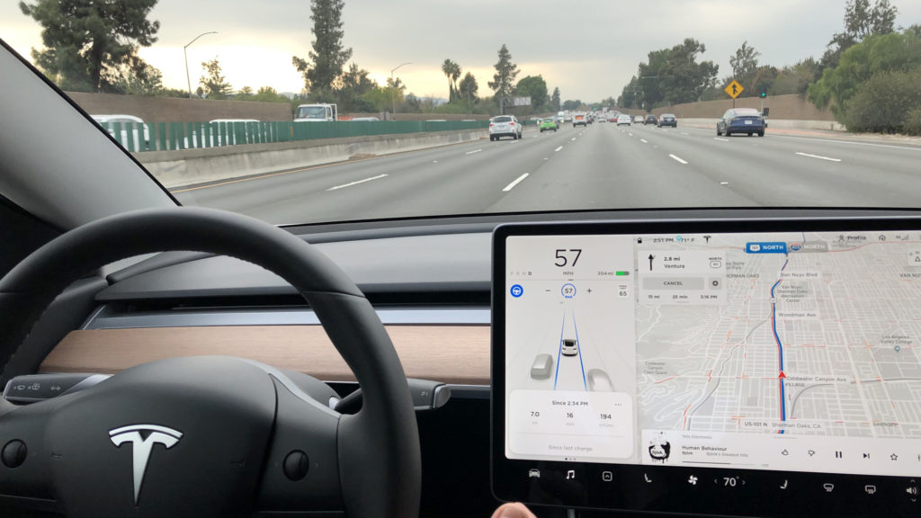 Vue du cockpit de la Tesla Model 3 // Source : Nicolas Valeano pour Numerama Vue du cockpit de la Tesla Model 3 // Source : Nicolas Valeano pour Numerama