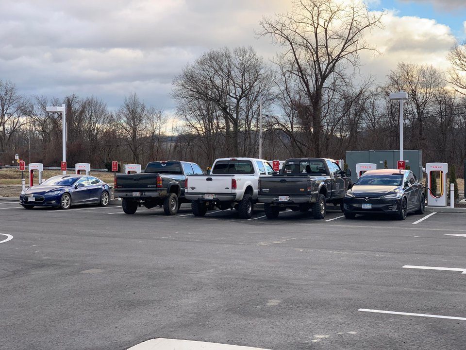 Des pickups bloquent les bornes de Tesla // Source : Reddit
