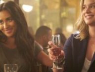 Shay Mitchell et Elizabeth Lail dans "You"  // Source : Lifetime