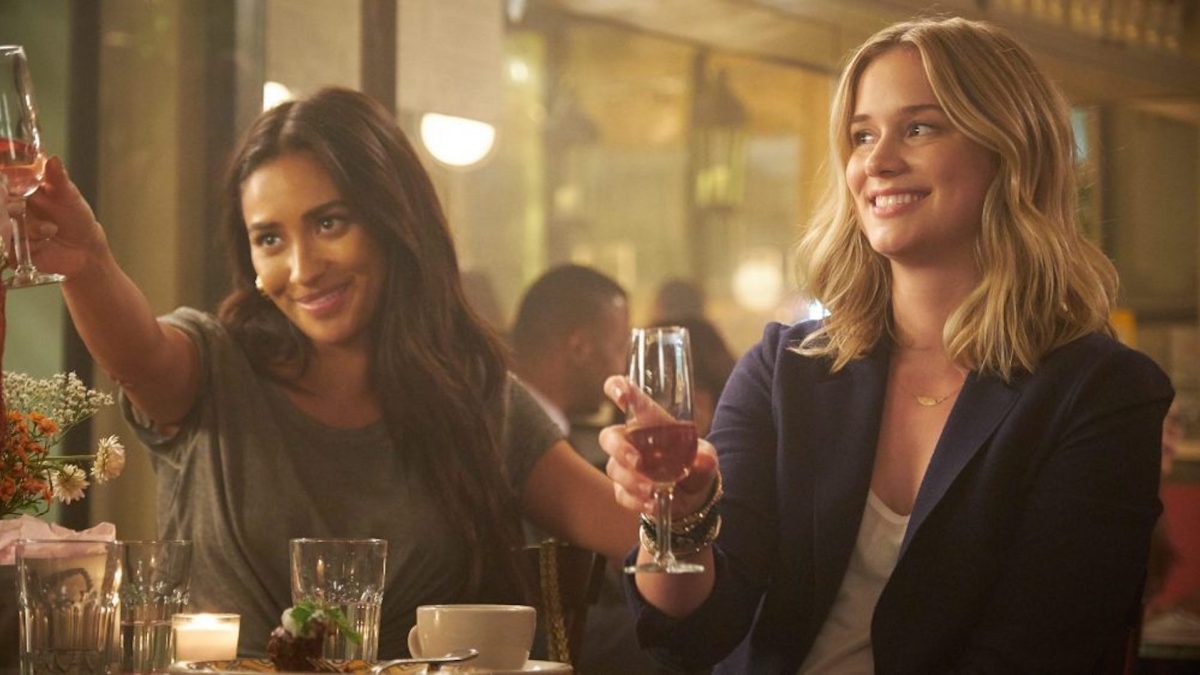 Shay Mitchell et Elizabeth Lail dans "You" // Source : Lifetime Shay Mitchell et Elizabeth Lail dans "You" // Source : Lifetime