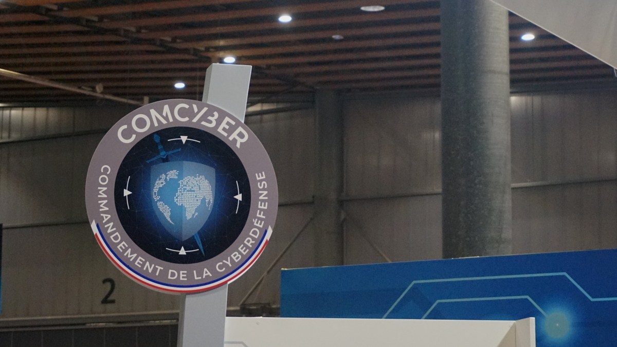 Stand du ministère des Armées au FIC 2019 / Corentin Durand Stand du ministère des Armées au FIC 2019 / Corentin Durand