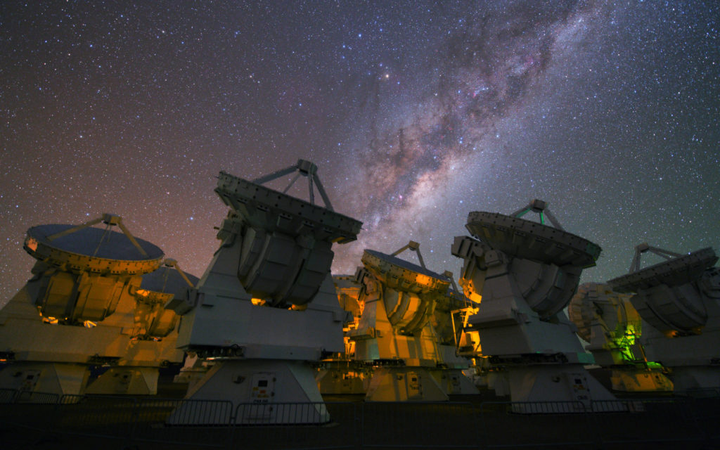 Les antennes du réseau ALMA. // Source : ESO/Y.Beletsky (photo recadrée) Les antennes du réseau ALMA. // Source : ESO/Y.Beletsky (photo recadrée)