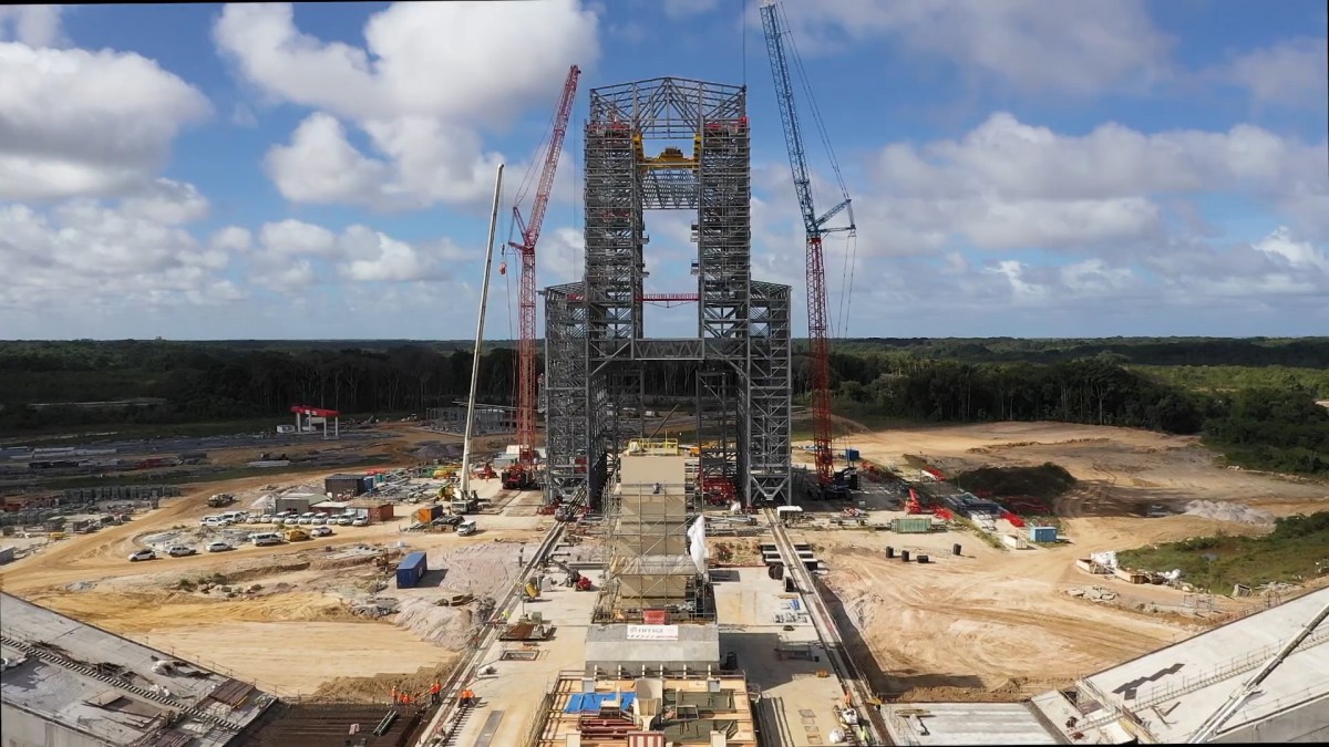 Le portique mobile en construction. // Source : CNES Le portique mobile en construction. // Source : CNES