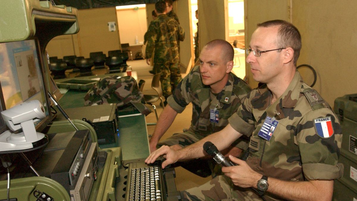 Des militaires français de la transmission, en 2007. // Source : Dayton Mitchell, via Wikipedia Des militaires français de la transmission, en 2007. // Source : Dayton Mitchell, via Wikipedia