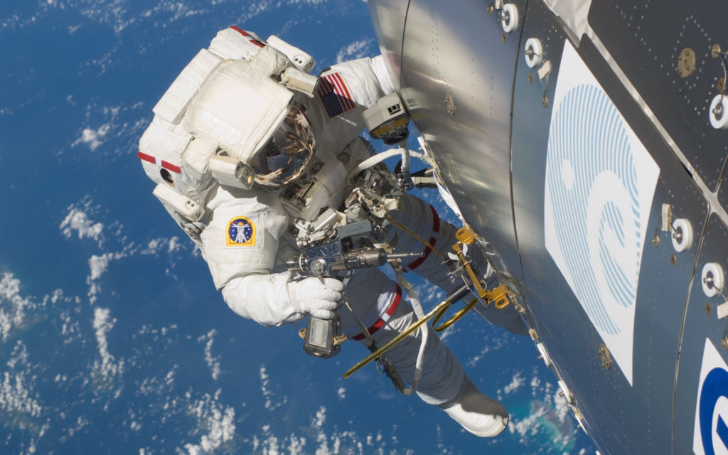 Un astronaute de l'ISS en sortie dans l'espace. // Source : Pxhere/CC0 (photo recadrée) Un astronaute de l'ISS en sortie dans l'espace. // Source : Pxhere/CC0 (photo recadrée)