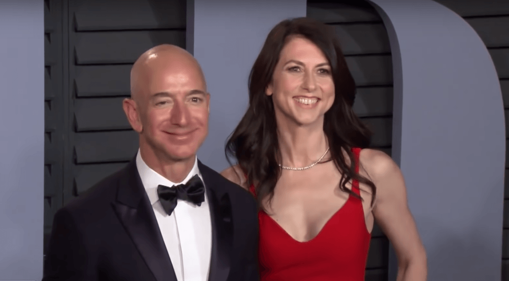 Jeff et MacKenzie Bezos // Source : YouTube Jeff et MacKenzie Bezos // Source : YouTube