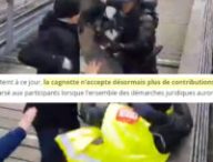 Christophe Dettinger, au centre de l'image, donne des coups à un policier. // Source : Line Press