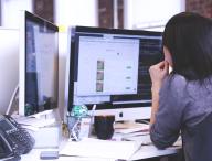 Une femme travaille sur son Mac // Source : Pexels