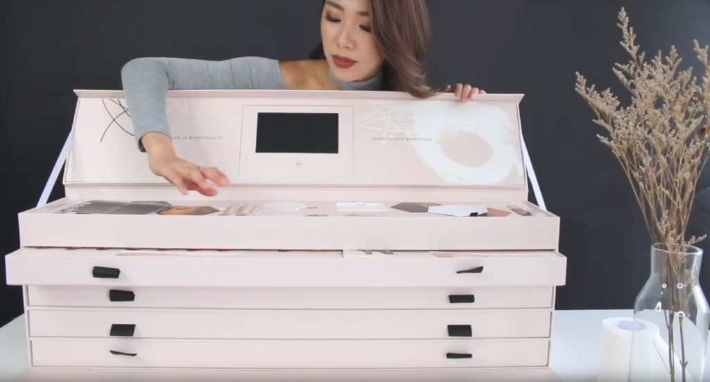 Un colis envoyé par la marque Fenty Beauty à une youtubeuse. // Source : Capture d'écran YouTube / Mongabong Un colis envoyé par la marque Fenty Beauty à une youtubeuse. // Source : Capture d'écran YouTube / Mongabong