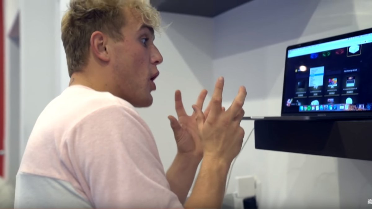 Jake Paul, dans sa vidéo, en train de commander des loot boxes. // Source : Capture d'écran YouTube / Jake Paul Jake Paul, dans sa vidéo, en train de commander des loot boxes. // Source : Capture d'écran YouTube / Jake Paul