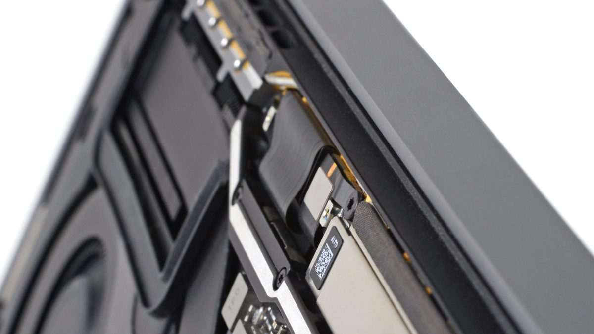 Le câble enroulé autour de la charnière // Source : iFixit Le câble enroulé autour de la charnière // Source : iFixit