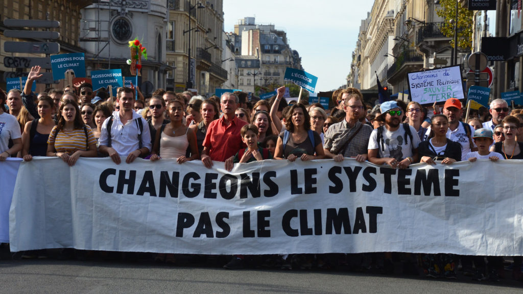 La marche pour le climat du 13 octobre 2018 à Paris. // Source : Flickr/CC/Jeanne Menjoulet (photo recadrée) La marche pour le climat du 13 octobre 2018 à Paris. // Source : Flickr/CC/Jeanne Menjoulet (photo recadrée)