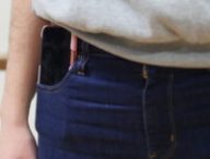 Un iPhone XR loin de rentrer dans la poche d'un jean Levi's pour femmes // Source : Louise Audry pour Numerama