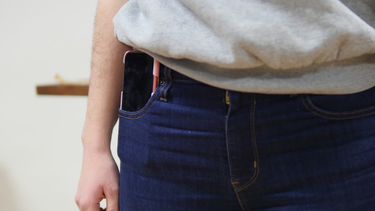 Un iPhone XR loin de rentrer dans la poche d'un jean Levi's pour femmes // Source : Louise Audry pour Numerama Un iPhone XR loin de rentrer dans la poche d'un jean Levi's pour femmes // Source : Louise Audry pour Numerama