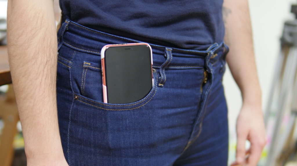 Un iPhone XR dans la poche d'un jean Levi's // Source : Louise Audry pour Numerama Un iPhone XR dans la poche d'un jean Levi's // Source : Louise Audry pour Numerama