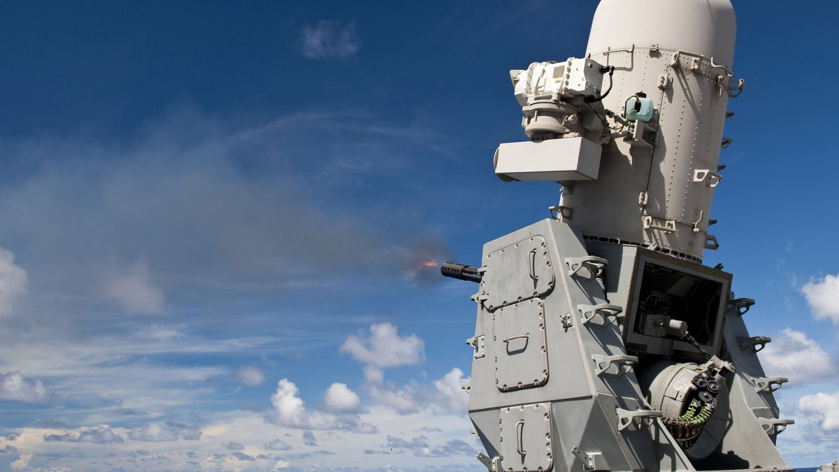 Un système de défense Phalanx CIWS. // Source : Paul Kelly Un système de défense Phalanx CIWS. // Source : Paul Kelly