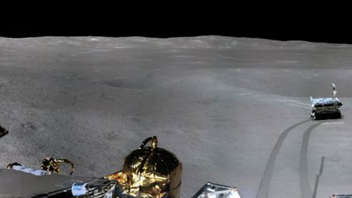 Photo panoramique de la face cachée de la Lune. // Source : CNSA Photo panoramique de la face cachée de la Lune. // Source : CNSA