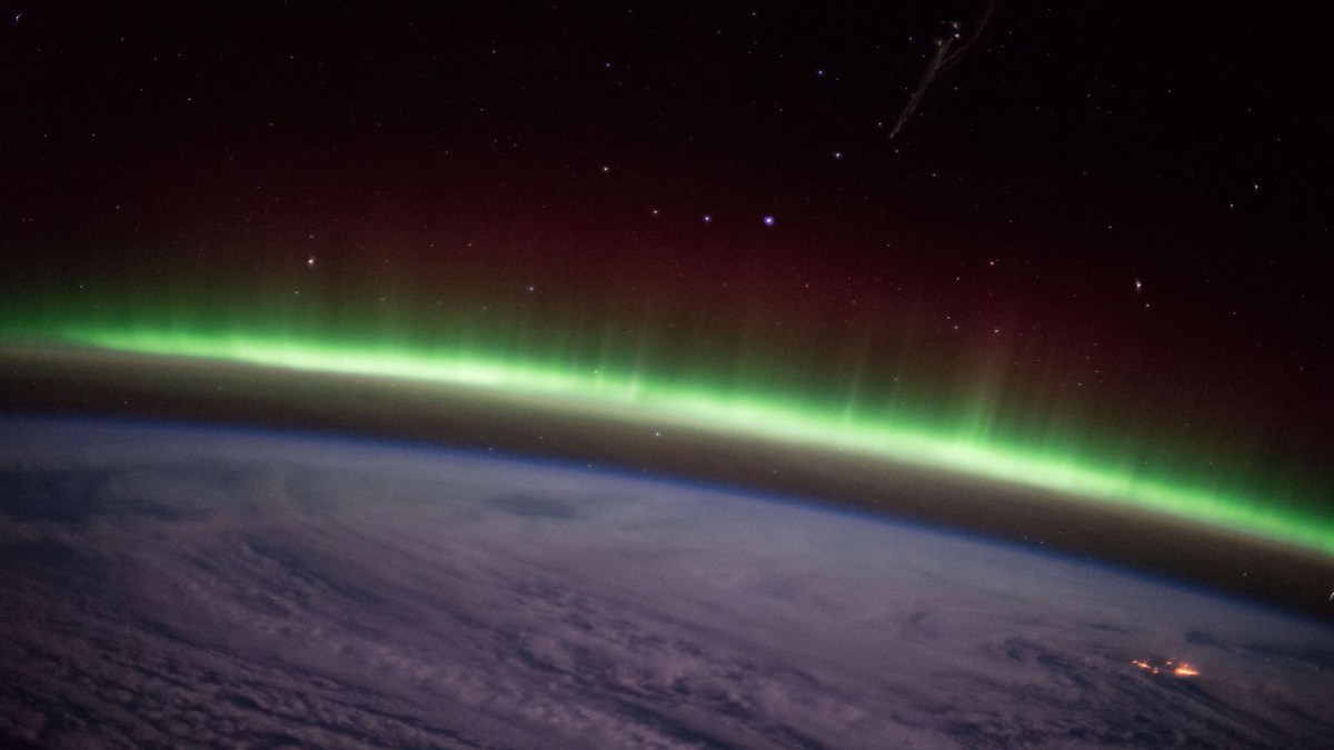 Le champ magnétique terrestre contribue à la formation des aurores boréales. // Source : Wikimedia/CC/NASA/Samantha Cristoforetti (photo recadrée) Le champ magnétique terrestre contribue à la formation des aurores boréales. // Source : Wikimedia/CC/NASA/Samantha Cristoforetti (photo recadrée)