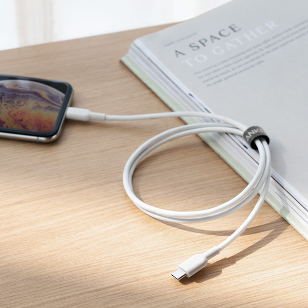 Le câble charge même sans prise ! (non) // Source : Anker Le câble charge même sans prise ! (non) // Source : Anker