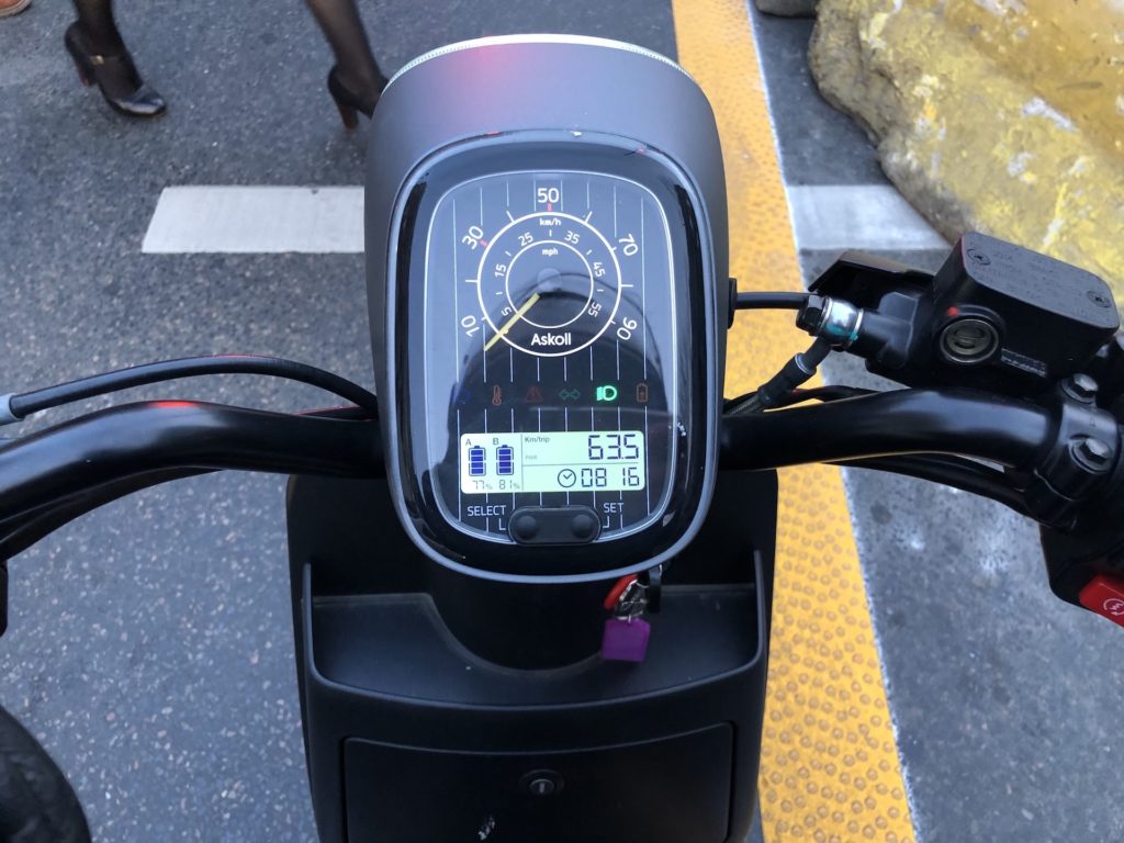 Scooter Askoll eS3 // Source : Marie Turcan pour Numerama