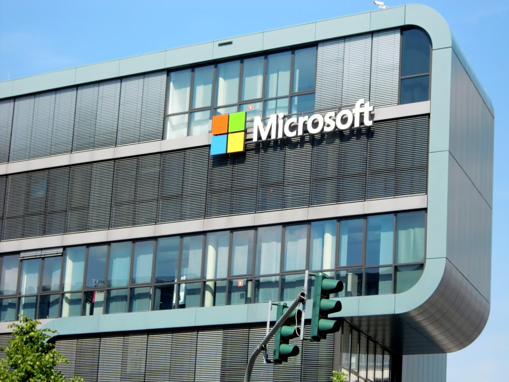 Microsoft se lance dans l'aventure « cross-platform » // Source : Wikipédia Microsoft se lance dans l'aventure « cross-platform » // Source : Wikipédia