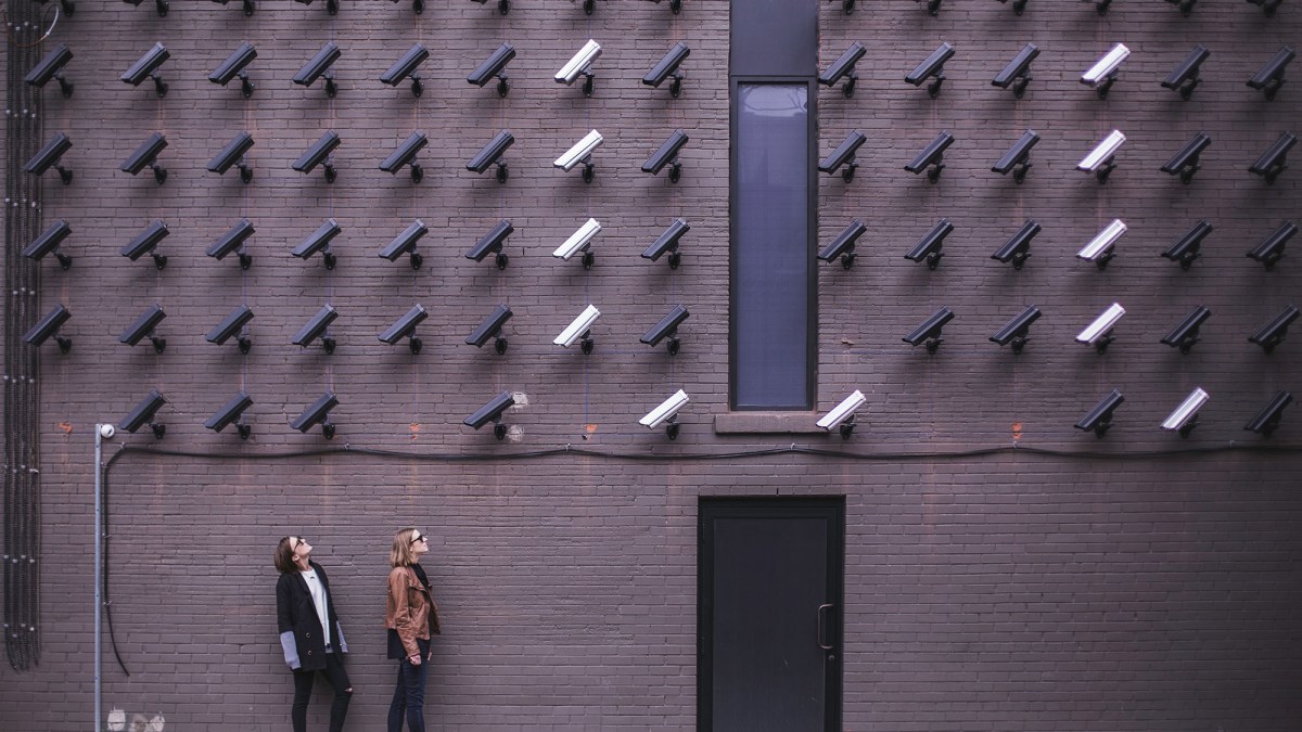 Des caméras de surveillance. // Source : Matthew Henry Des caméras de surveillance. // Source : Matthew Henry