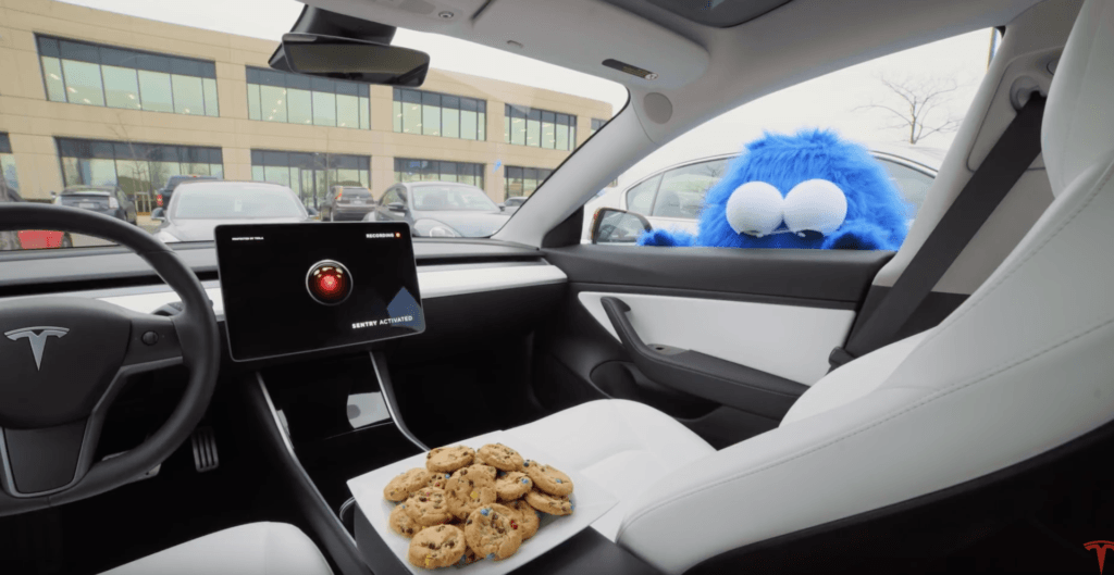 Mode Sentinelle des Tesla avec Cookie Monster // Source : Tesla Mode Sentinelle des Tesla avec Cookie Monster // Source : Tesla