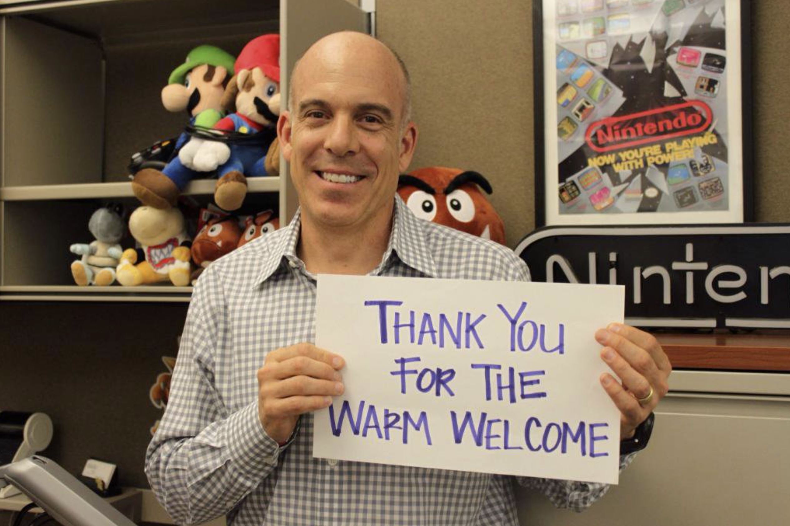 Doug Bowser à son arrivée chez Nintendo : remarquez les plombiers ligotés derrière. // Source : Twitter/Doug Bowser Doug Bowser à son arrivée chez Nintendo : remarquez les plombiers ligotés derrière. // Source : Twitter/Doug Bowser