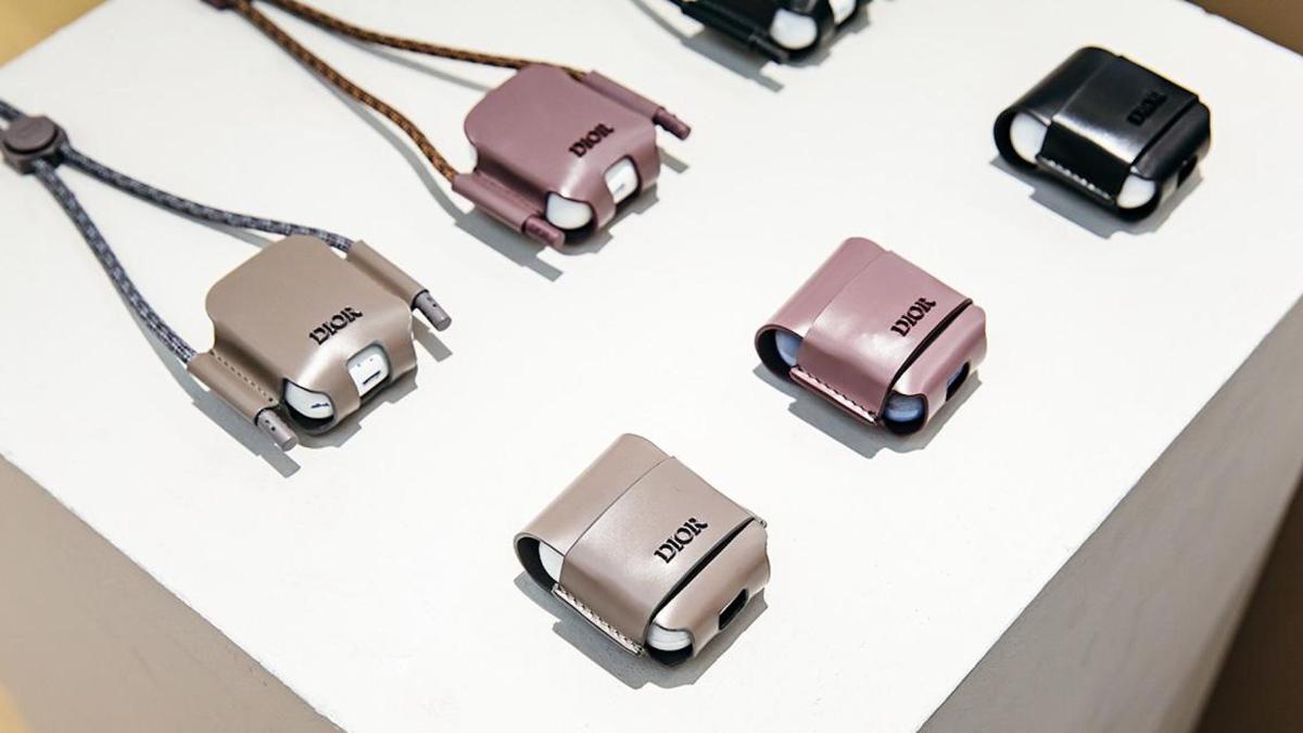 Un porte-AirPods // Source : Dior Un porte-AirPods // Source : Dior