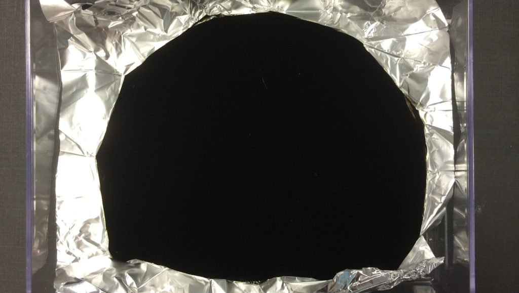 Feuille d'aluminium froissée couverte de Vantablack Feuille d'aluminium froissée couverte de Vantablack