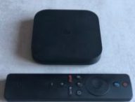 Xiaomi Mi Box S et sa télécommande // Source : Numerama