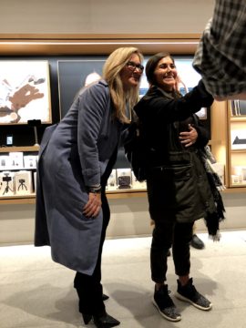 Angela Ahrendts à l'Apple Store de Chicago // Source : Julien Cadot pour Numerama Angela Ahrendts à l'Apple Store de Chicago // Source : Julien Cadot pour Numerama