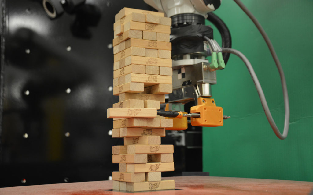 Ce robot du MIT sait jouer au Jenga. // Source : MIT (photo recadrée) Ce robot du MIT sait jouer au Jenga. // Source : MIT (photo recadrée)