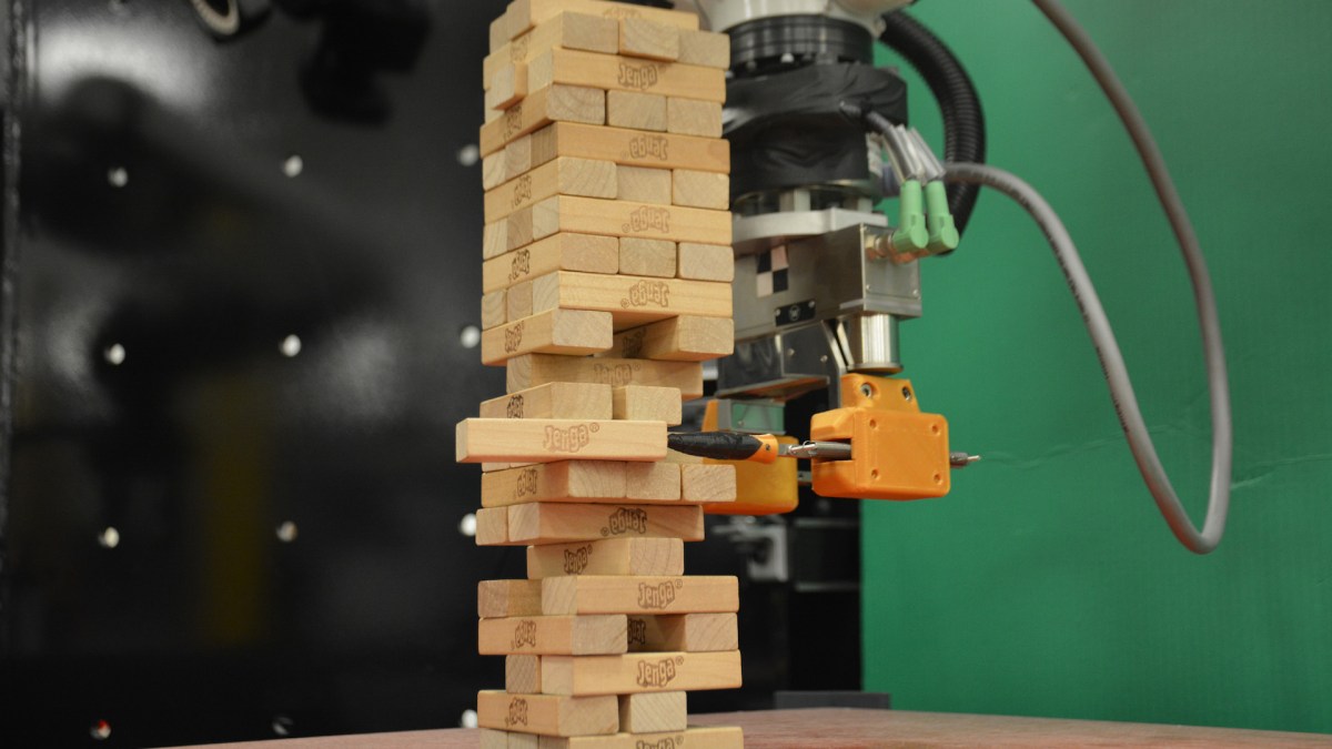Ce robot du MIT sait jouer au Jenga. // Source : MIT (photo recadrée) Ce robot du MIT sait jouer au Jenga. // Source : MIT (photo recadrée)