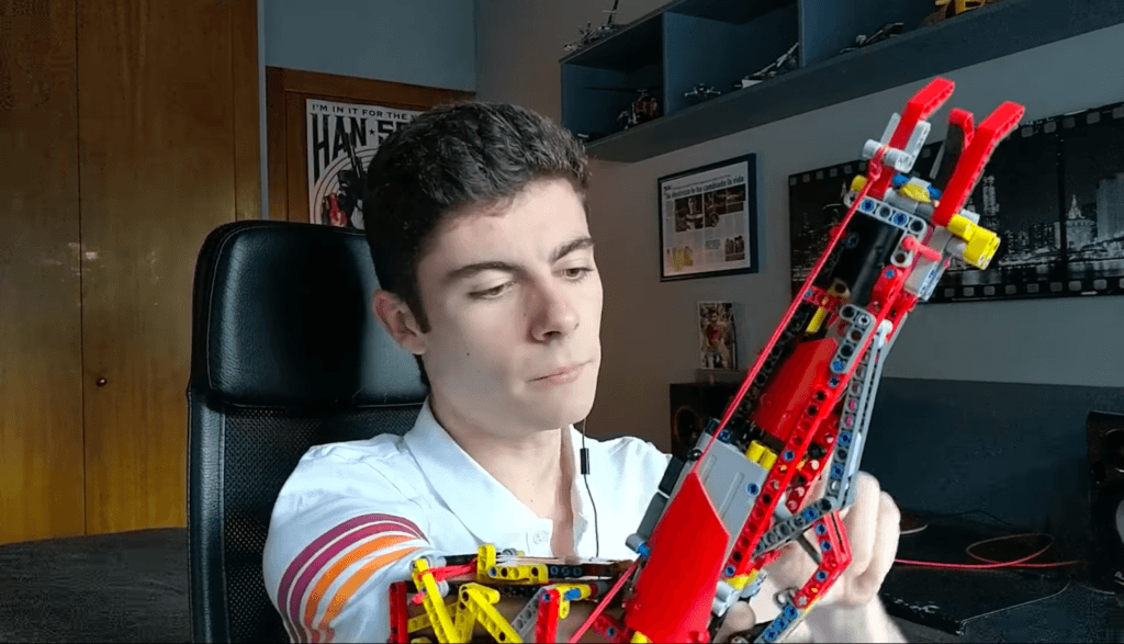 Le premier modèle construit par David // Source : YouTube/Hand Solo Le premier modèle construit par David // Source : YouTube/Hand Solo