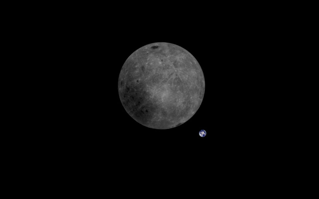 Une photo de la face cachée de la Lune où l'on aperçoit la Terre. // Source : Dwingeloo Radio Telescope Une photo de la face cachée de la Lune où l'on aperçoit la Terre. // Source : Dwingeloo Radio Telescope